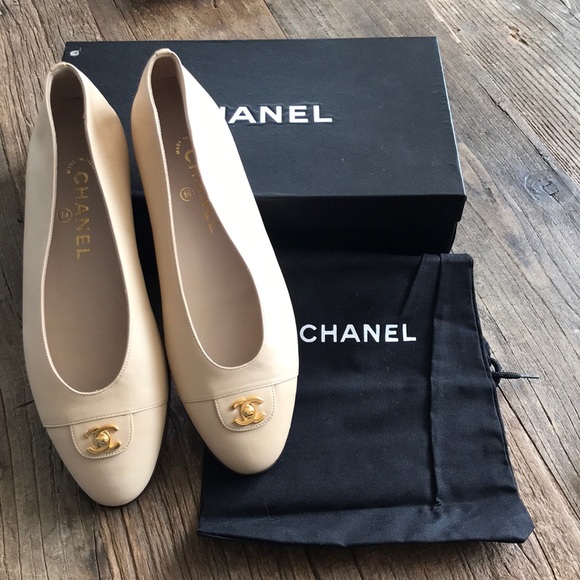 CHANEL Shoes - CHANEL Turnlock Beige Leather Flats Size 39 9